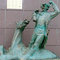 А цей пам’ятник, що знаходиться у Москві, був встановлений у 2005 році. Скульптор А. Орлов зобразив барона Мюнхаузена, який витягує самого себе і свого коня з болота за волосся.